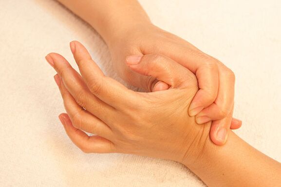مفاصل انگشت ممکن است برای تسکین علائم ماساژ داده شوند. 